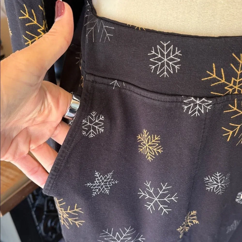 Soma Women’s 2 piece Pajamas Black, Gold and White Snowflake, Top XL / Pants L